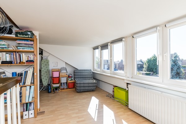 Foto - Te koop: Vlakbij het winkelcentrum in het geliefde, rustige Schaesberg ligt deze charmante, geïsoleerde hoekwoning met een verrassend ruime, multifunctionele zolderverdieping. 